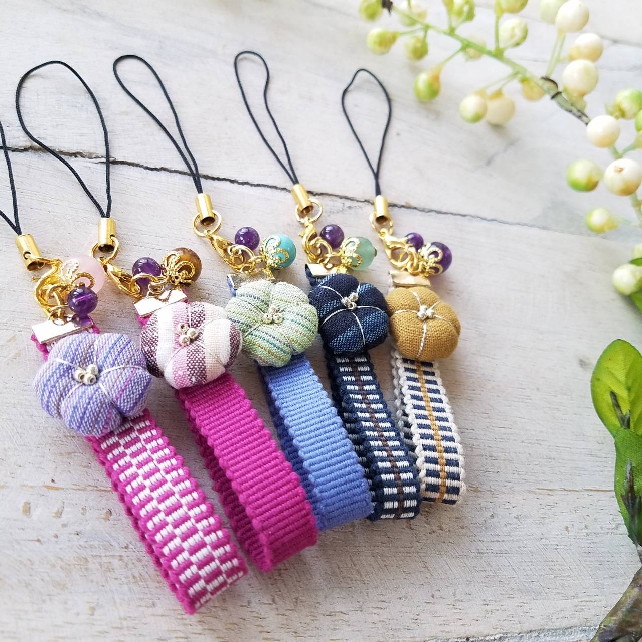 遠州綿紬＆真田紐天然石付きストラップ」が浜松地域ブランド「やらまい